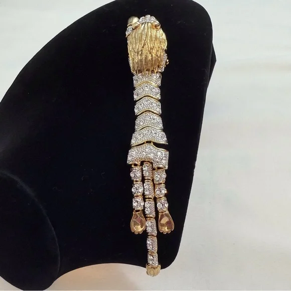 Rhinestone Gold Tone Articulated Lion Brooch - Picture 15 of 16